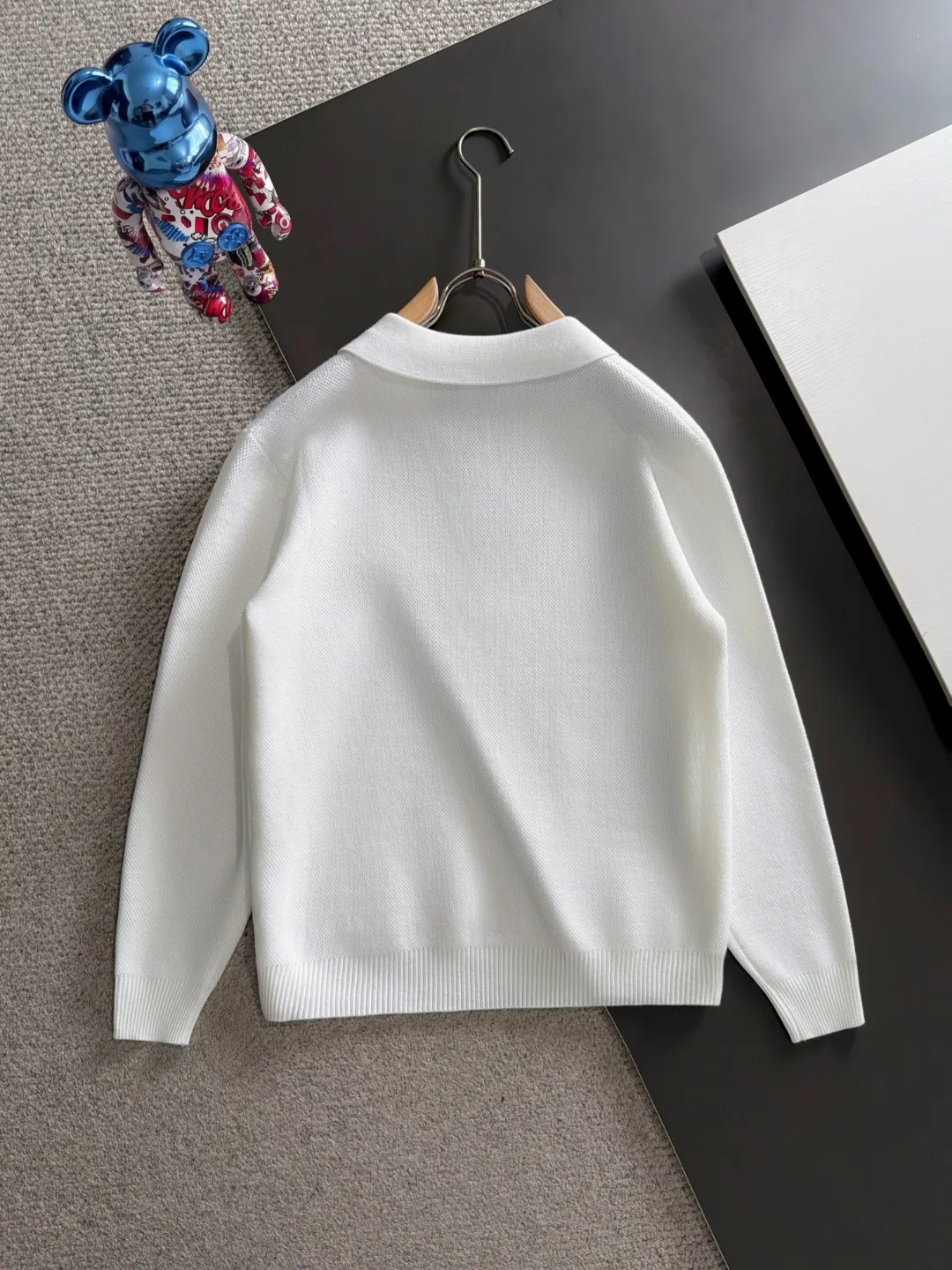 Next day shipping P195 Hermès 2026 Autumn and Winter latest sweater from the official website, now on sale at the counter simultaneously Hot Sale! Specially made of wool blended fabric. It feels comfortable and can be directly in contact with the skin. The logo badge is exquisitely embroidered, which is extremely eye-catching! The details highlight the fashionable charm of big brands. Exquisite workmanship. Three-dimensional cutting style. The wearing effect is invincible and handsome! All three standards are complete! Sizes:M-3XL
